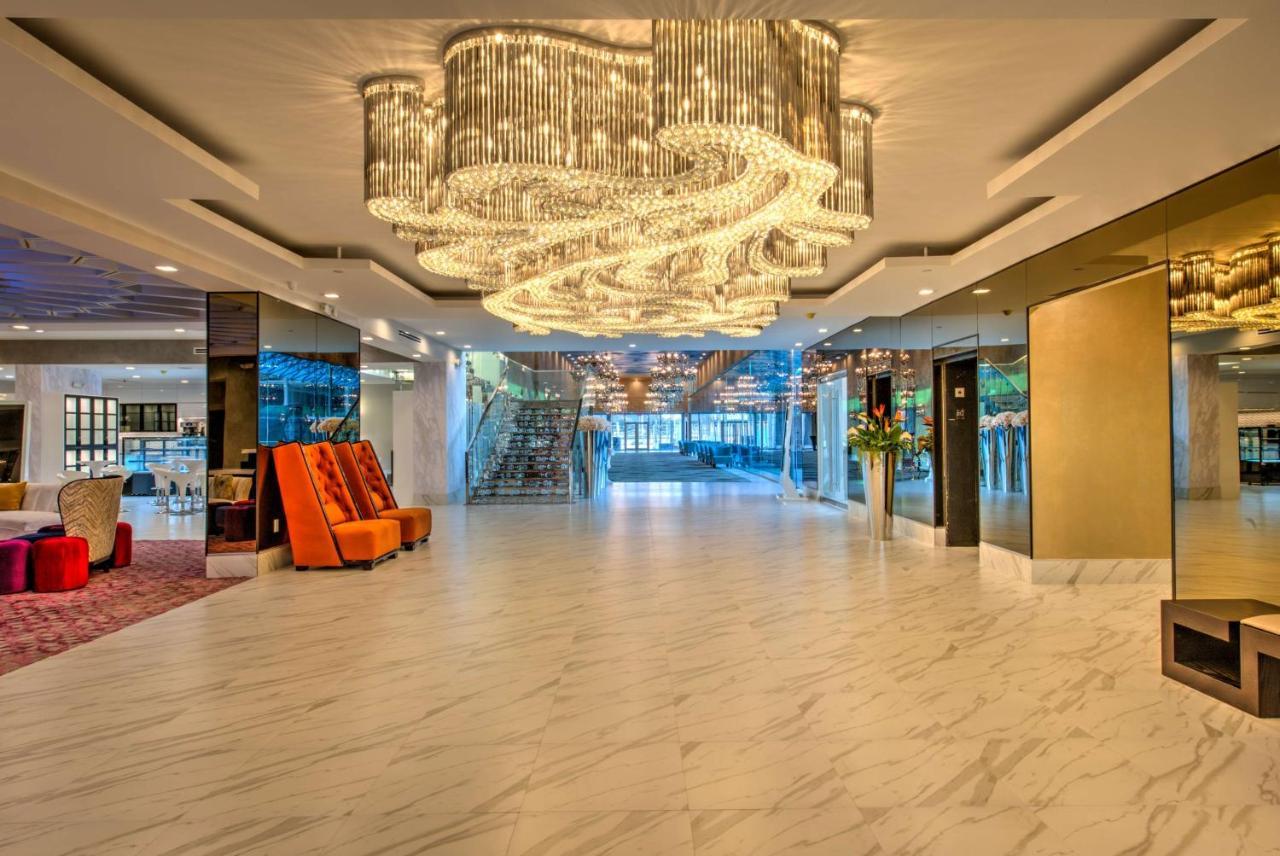 Doubletree By Hilton Brookhollow Hotel